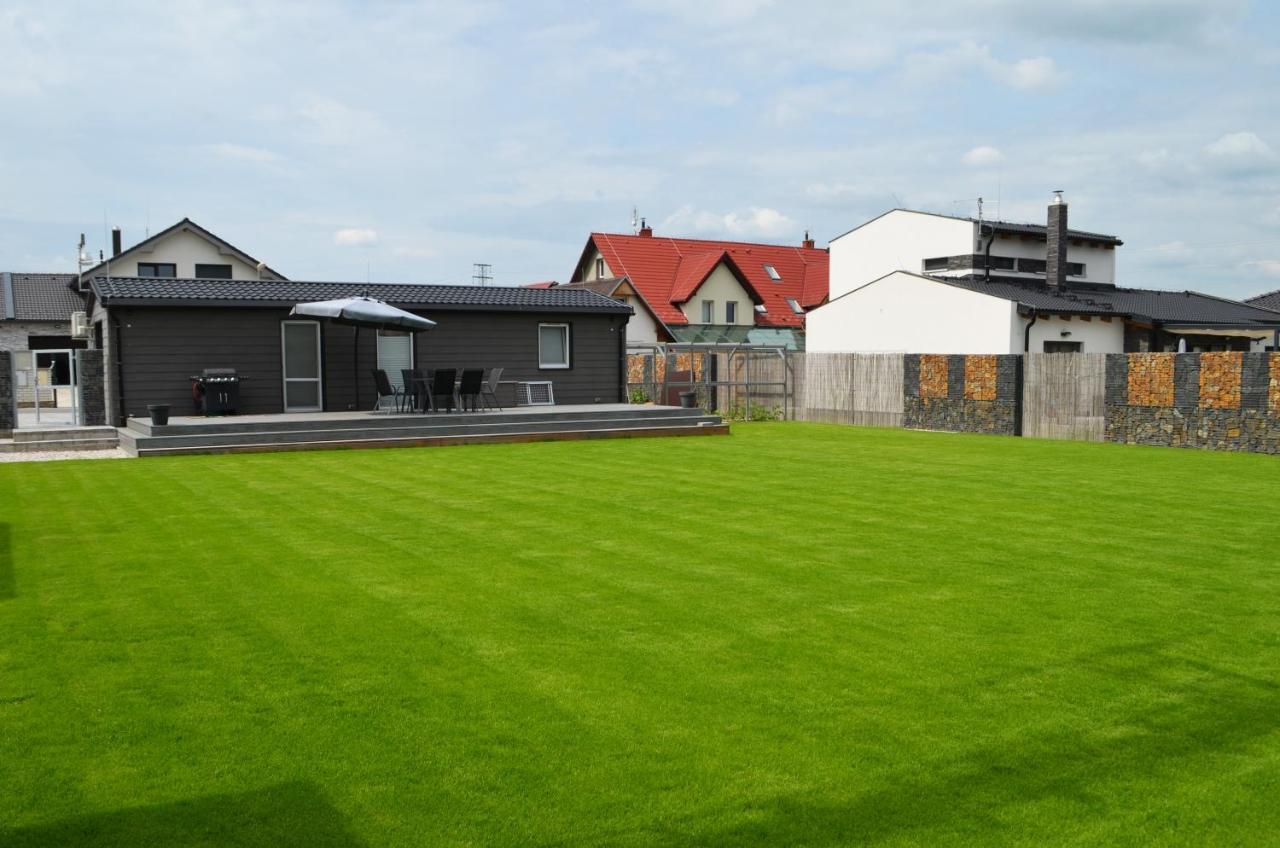 Villa Domecek U Prahy Nupaky Exterior foto