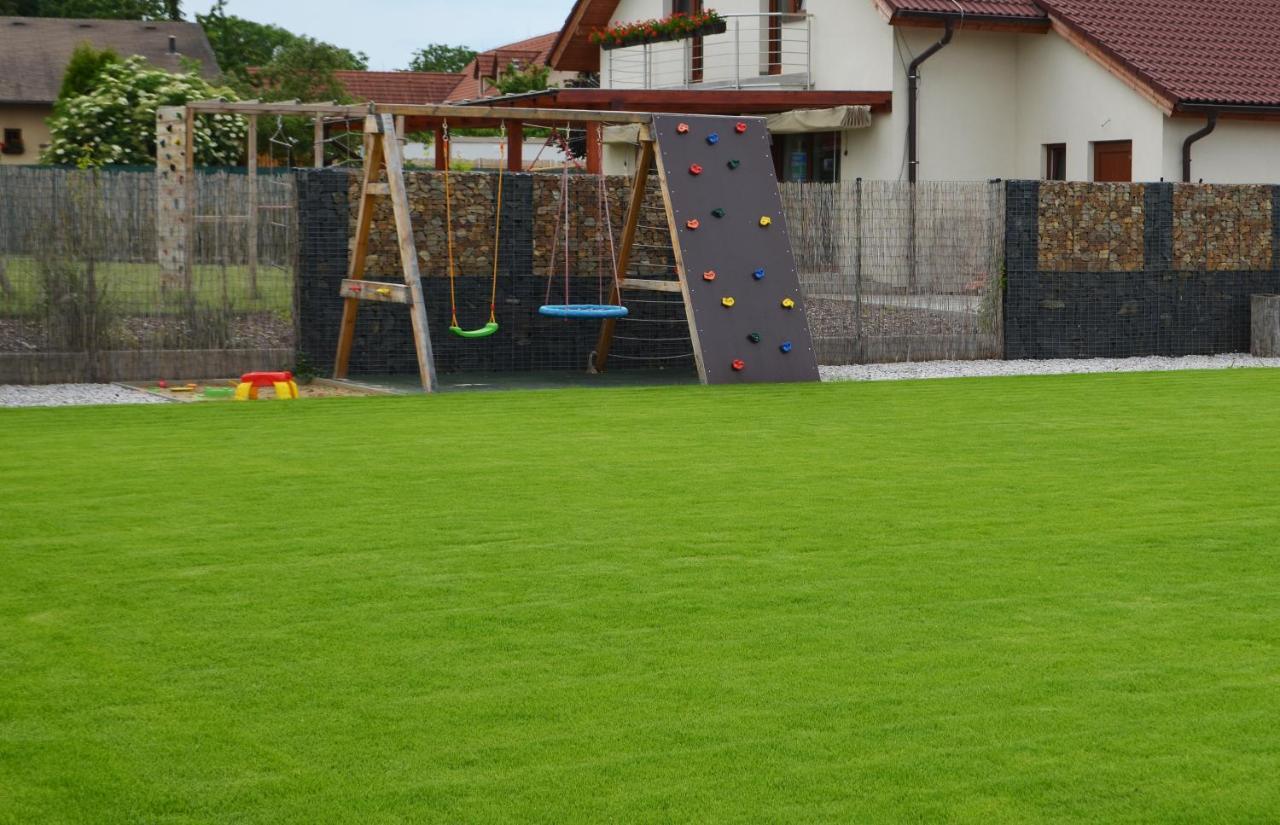 Villa Domecek U Prahy Nupaky Exterior foto